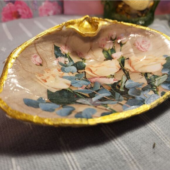 DECOUPAGE CLAM SHELL DECOUPAGE FLOWERS ON A CLAM SHELL TRINKET DISH - Picture 5 of 11